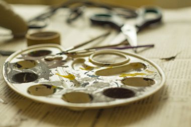 masa yakın çekim üzerinde kurutulmuş renkler ile palet