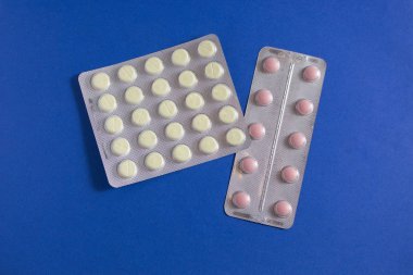 mavi masada yatan pembe ve beyaz haplar