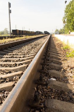 mavi gökyüzü arka plan üzerinde demiryolu yolu