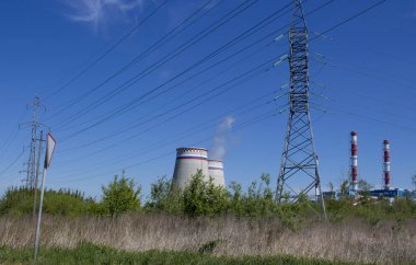 elektrik santrali boruları mavi gökyüzüne karşı beyaz duman duman