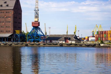 mavi gökyüzü üzerinde nehir ticari liman5