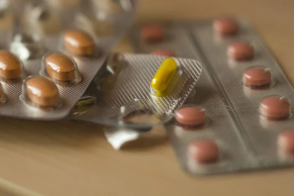 Drogas, pastillas yacen sobre la mesa de cerca — Foto de Stock