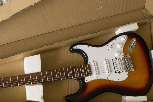 elektrik gitar bir karton kutu içinde