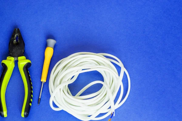 Cables Eléctricos Herramientas Encuentran Una Mesa Azul —  Fotos de Stock