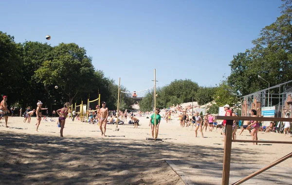 insanlar plajda voleybol oynar1. Zelenogradsk 2018