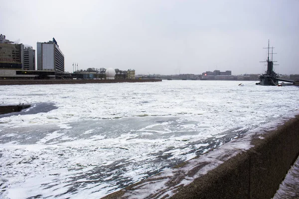 Arka planda Saint Petersburg'un donmuş Neva kasabası