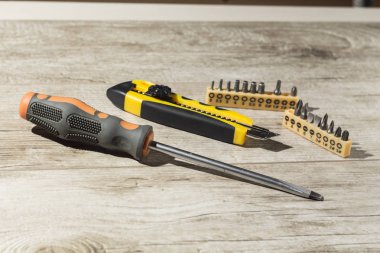 aletleri, tornavida, bıçak Duvar Kağıdı ve matkaplar için ekleri masada