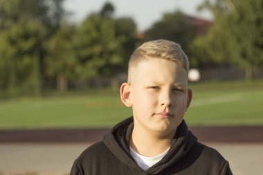 Pl ayakta sarı saçlı tema ceket genç adam