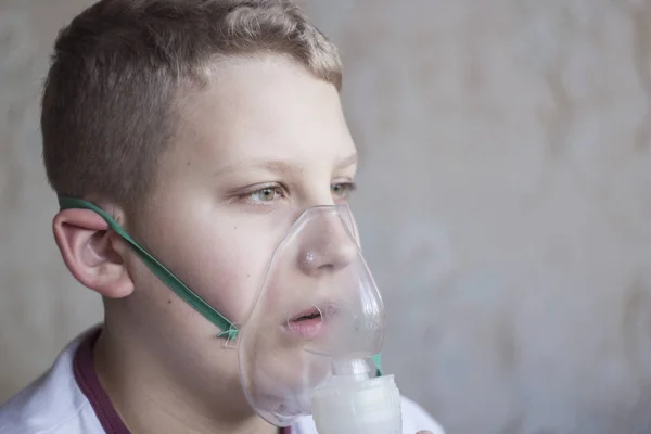 吸入器で呼吸する白髪の少年 — ストック写真