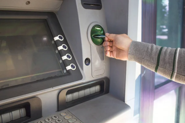 Hand Van Persoon Die Creditcard Van Atm2 — Stockfoto