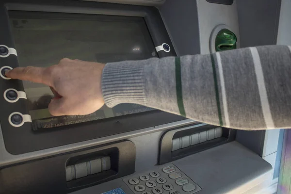 Handen Den Person Som Tar Kreditkortet Från Atm2 — Stockfoto