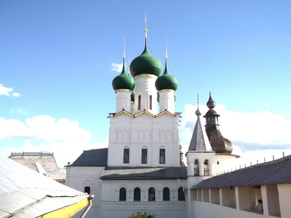 Vieille Église Sur Fond Ciel Bleu — Photo