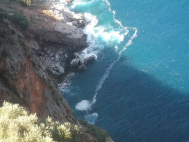 Türkiye, mavi denizin arka planında yan, yüksek kayalıklar2