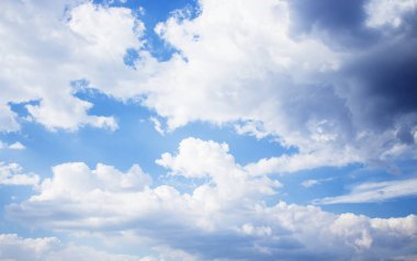 Mavi gökyüzü arkaplanındaki beyaz bulutlar