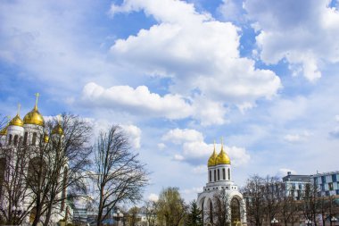 Mavi gökyüzüne karşı altın kubbeleri olan beyaz Katedral