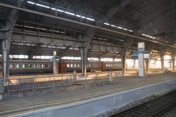 Blick Auf Den Bahnhof Aus Dem Zugfenster — Stockfoto