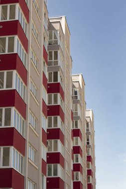 mavi gökyüzüne karşı kırmızı balkonyakın çekim ile pembe ev