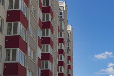 mavi gökyüzüne karşı kırmızı balkonyakın çekim ile pembe ev