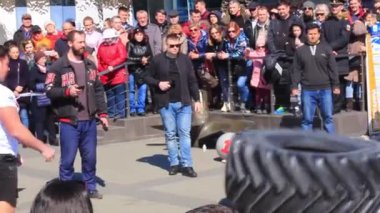 Kaliningrad 2019.atletler büyük lastikleri kaldırıyor.crossfit