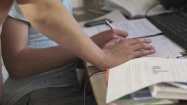 çocuklar yakın .gençler ödevlerini yaparlar.öğrenciler