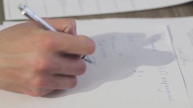 çocuklar yakın .gençler ödevlerini yaparlar.öğrenciler