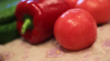 sebze, kırmızı domates masada yalan