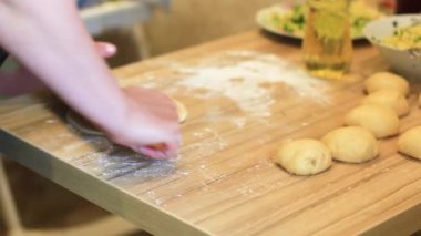 Kadınların elleri hamuru yakınlaştırır.