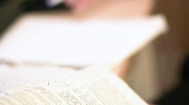bir not defterine yakın çekim yazma ile bir genç