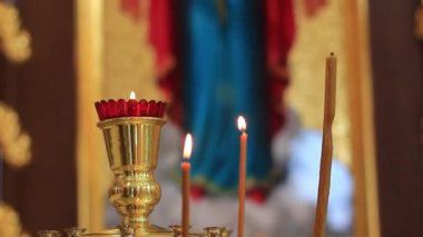 haç ve simgelerin arka planda manastırda mum yakma