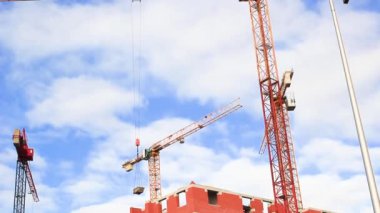 Inşaat. kule vinçler şantiyede yük taşımak