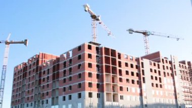 Inşaat. kule vinç yapı malzemeleri taşır