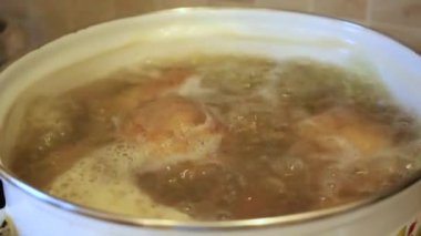 bir tencerede pişirilen patates eller yakın çekim