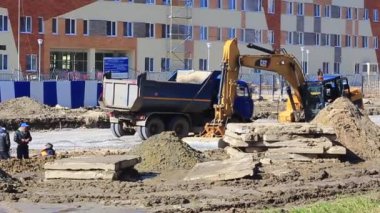 Kaliningrad 2019 . yol yapımı.damperli kamyon toprak taşır