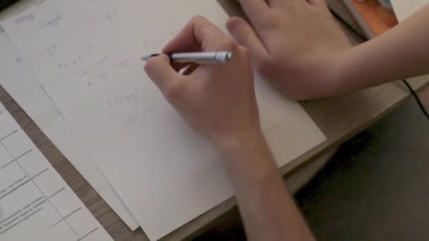 Los niños de cerca .teenagers hacer su homework.students — Vídeo de stock