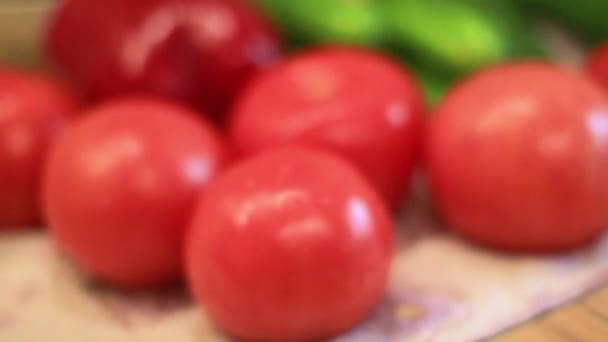 Legumes, tomates vermelhos estão sobre a mesa — Vídeo de Stock