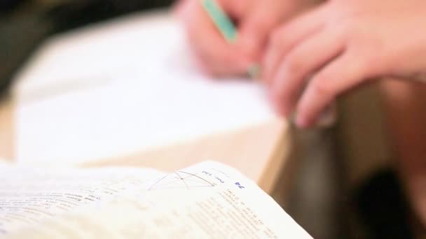 Um adolescente com close-up escrevendo em um caderno — Vídeo de Stock