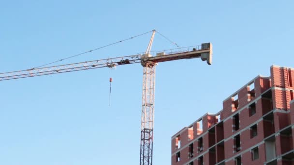 Construcción. grúa torre lleva materiales de construcción — Vídeo de stock