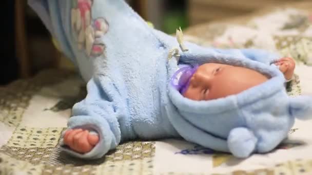 Ein Baby Ganz Nah Anziehen Blick Auf Neugeborene Babybeine Während — Stockvideo