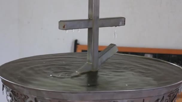 Капли святой воды капают с железного креста — стоковое видео