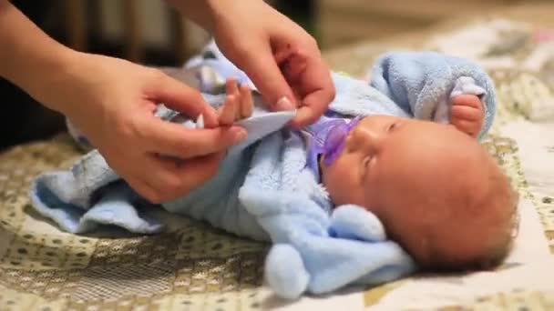 Dressing Baby Close Low Angle View Newborn Baby Legs While — Stock Video