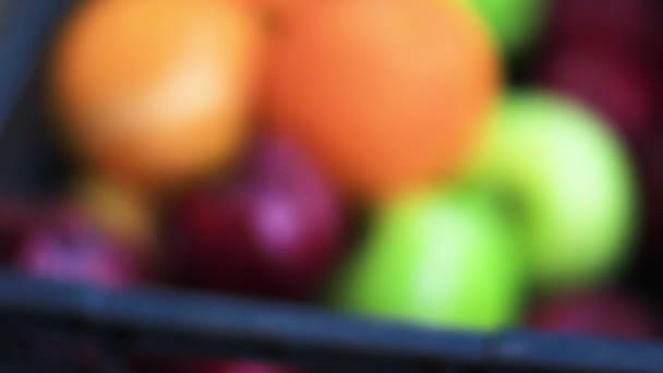 fruits, les oranges sont dans un panier noir 