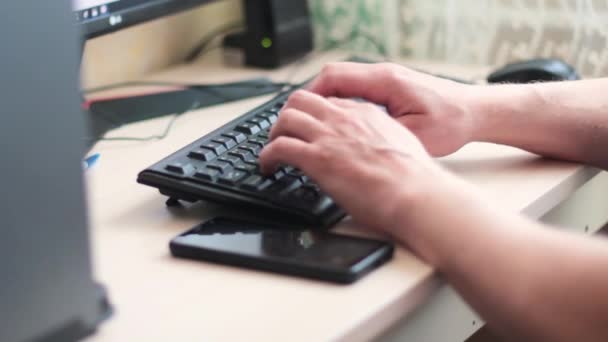 Kezek férfi közelről dolgozik a számítógép billentyűzetén — Stock videók