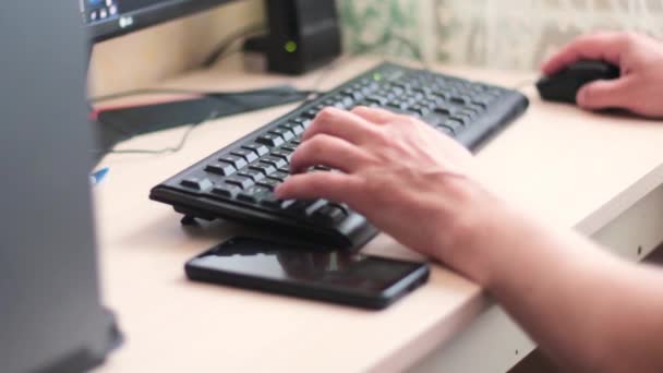 Hände Männer aus nächster Nähe arbeiten an der Computertastatur — Stockvideo