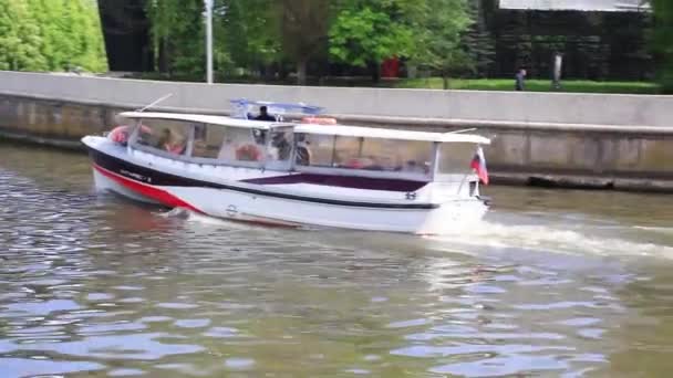 Калининград 2019.Удовольственная лодка, плавающая по реке — стоковое видео