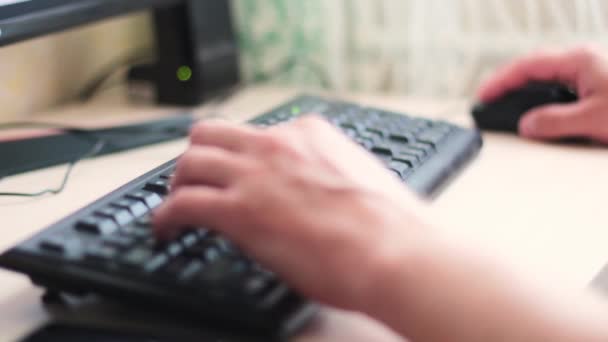 Manos hombres primer plano trabajando en el teclado de la computadora — Vídeos de Stock