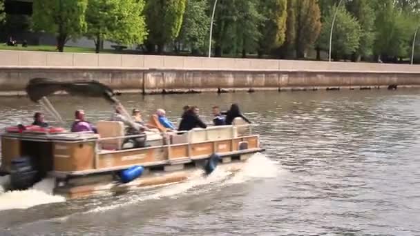 Kaliningrad 2019.Vergnügungsboot schwimmt auf dem Fluss — Stockvideo