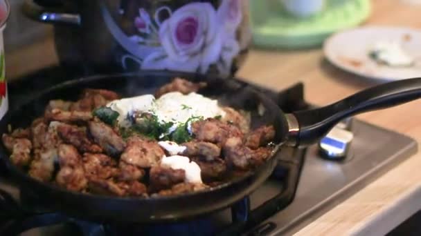 Meat is fried in a frying pan close-up — Stock Video