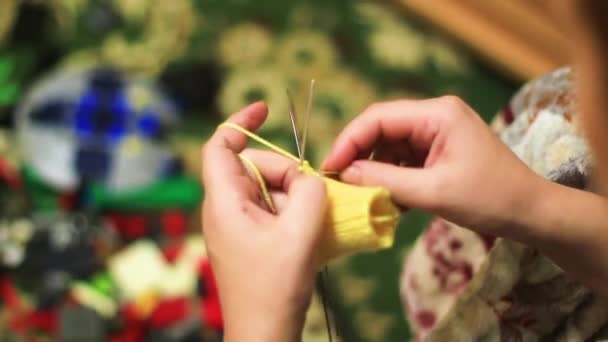 Люди и домашняя концепция - женщина вязание крюком и желтая пряжа — стоковое видео