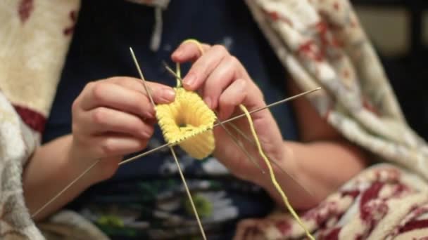Pessoas e conceito de casa - mulher tricô por um gancho e fio amarelo — Vídeo de Stock