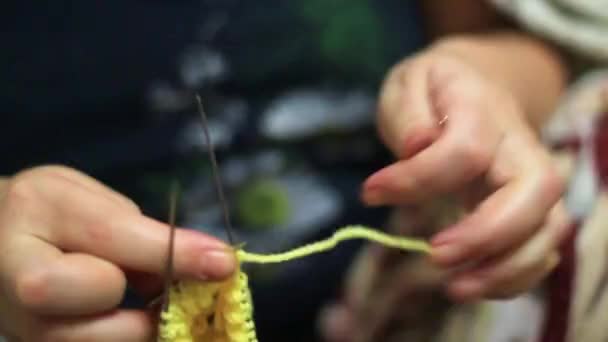 Pessoas e conceito de casa - mulher tricô por um gancho e fio amarelo — Vídeo de Stock